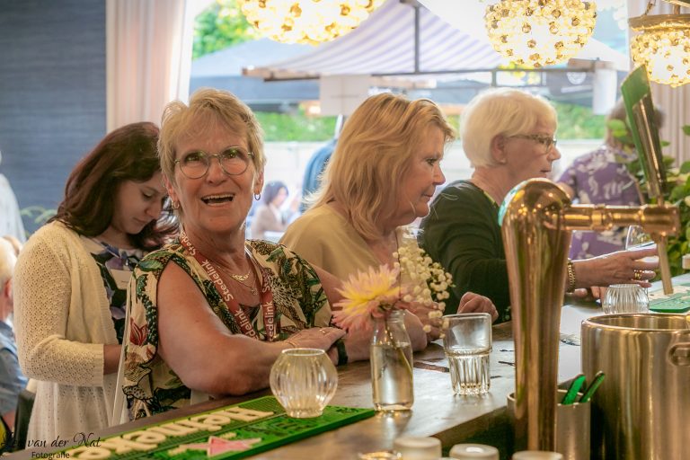 aan de bar op de huurdersavond 2023